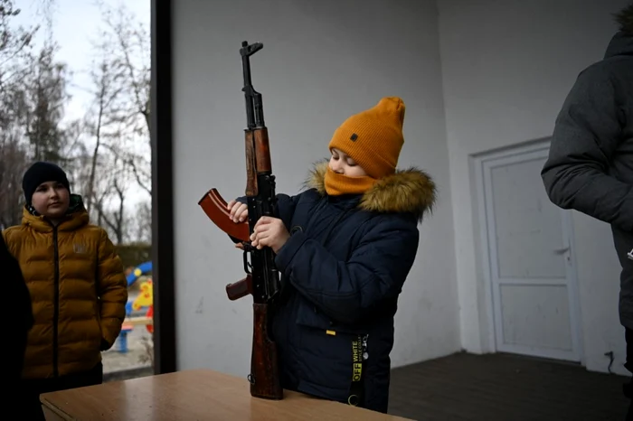 Femeile si copiii din Ucraina învăţaţi să ţină arma în mână. FOTO AFP