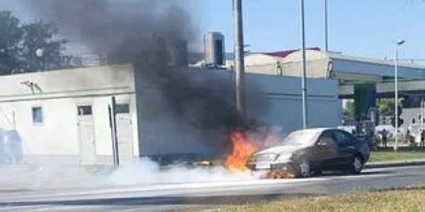 masina in flacari infi trafic pitesti