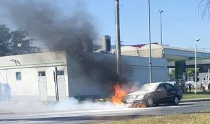 Incendiul s-a manifestat cu flacără deschisă. Foto: Info Trafic Piteşti