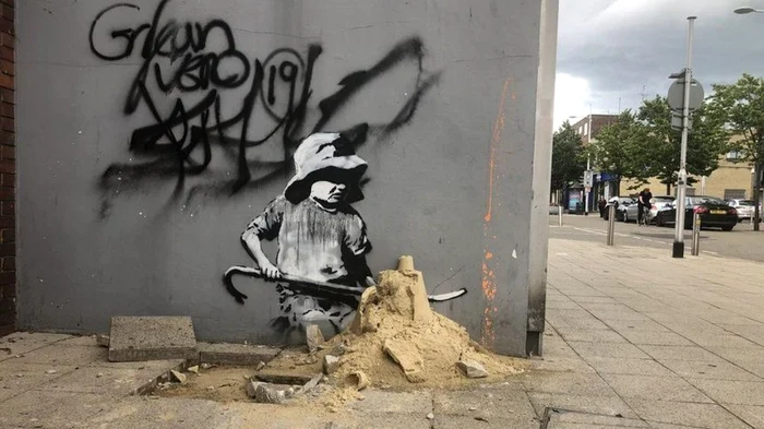 Un zid din Suffolk pictat de Banksy. FOTO: BBC