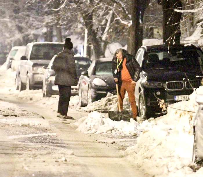 Ilie Năstase nu are racheta în mână, ci ditamai lopata, cu care-şi face  drum prin nămeţi