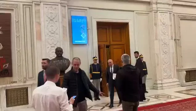 Incidentul cu ofițerul de presă care a îmbrâncit ziariști în Parlament: „Nu a primit niciun fel de indicaţie să intre în contact fizic”