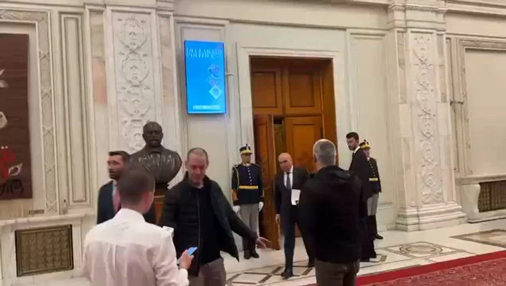 Incidentul cu ofițerul de presă care a îmbrâncit ziariști în Parlament: „Nu a primit niciun fel de indicaţie să intre în contact fizic”