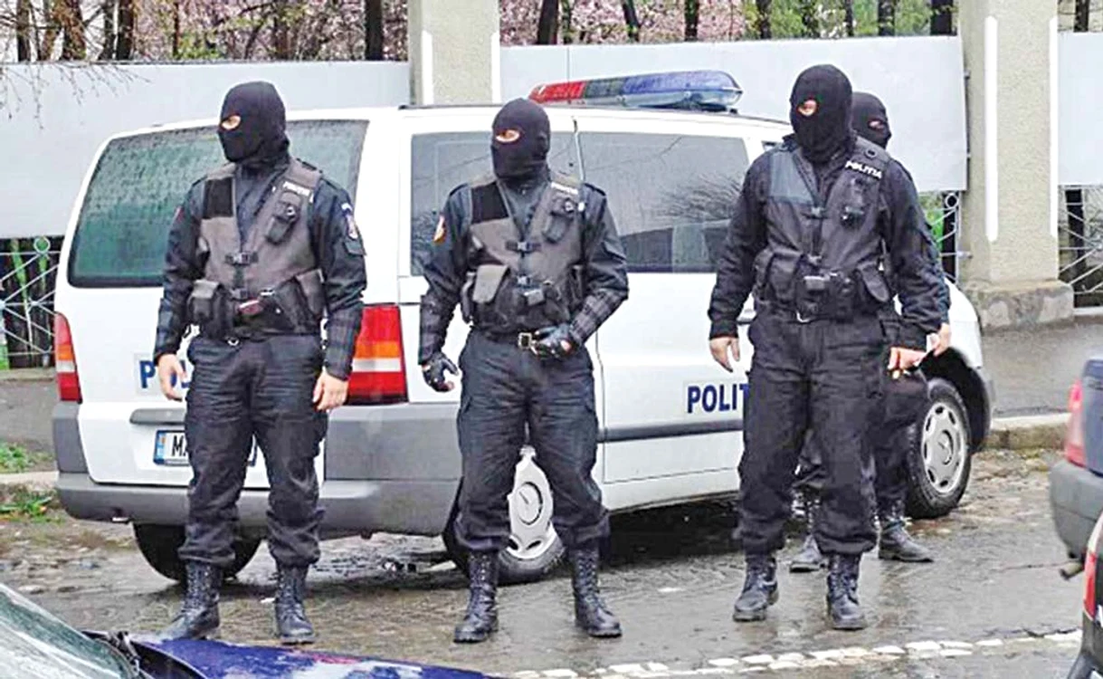 
    S-u făcut percheziţii la 19 adrese  