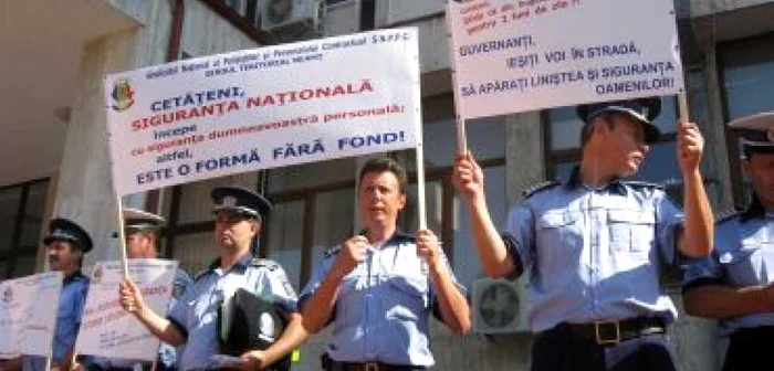 Neamţ: Poliţiştii au pichetat din nou Prefectura