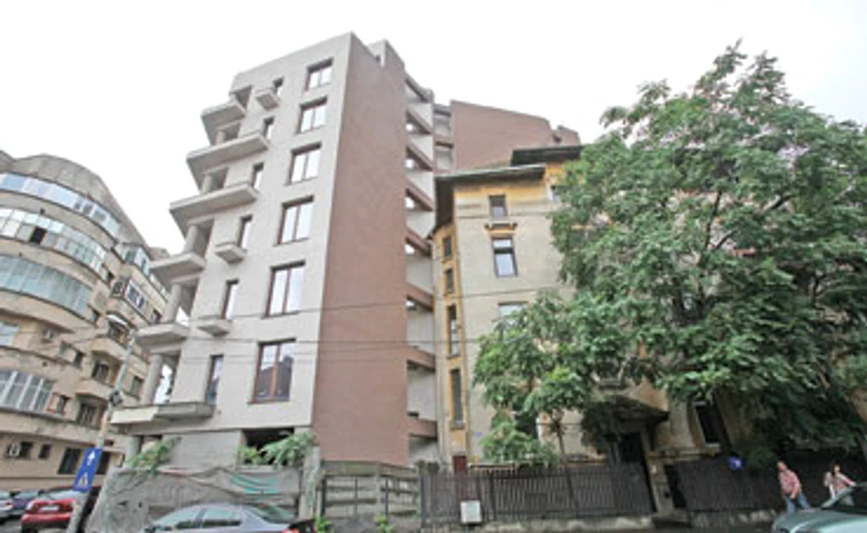 
    Blocul de pe strada Mântuleasa are 7 etaje şi este aproape lipit de o vilă. Situaţia se va rezolva la tribunal  