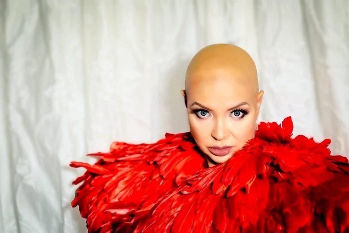 
    Eugenia Şerban a rămas fără păr în urma tratementelor împotriva canceruluiFoto: arhivă personală  