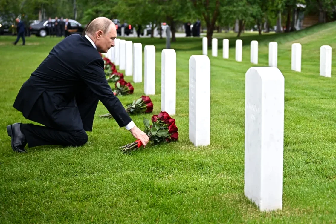 Spre avion, Putin s-a oprit la un cimitir al foștilor piloți sovietici / Sursa foto: Zuma Press