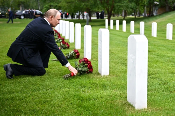 Spre avion, Putin s-a oprit la un cimitir al foștilor piloți sovietici / Sursa foto: Zuma Press