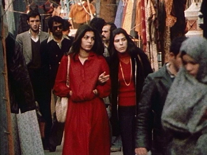 Două femei din Iran, pe stradă, în anii 1970
