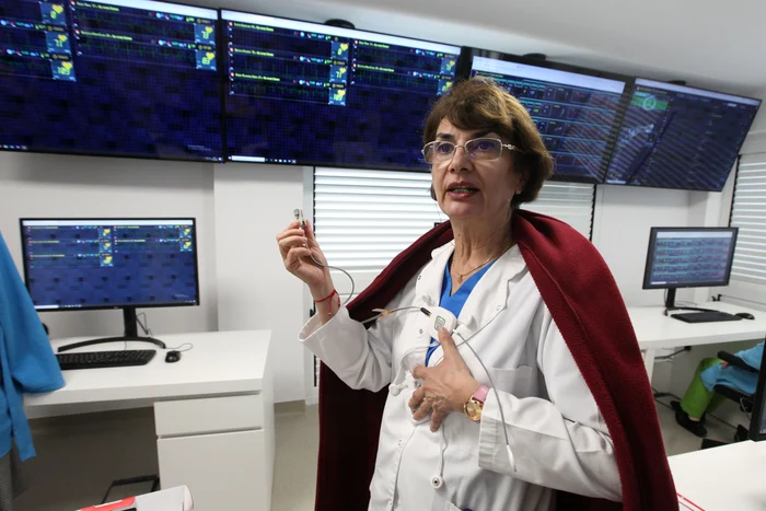 Medicul Iuliana Balteș ne arată holterul care va fi montat pe pieptul celor izolați la domiciliuFotografii: Sever Gheorghe