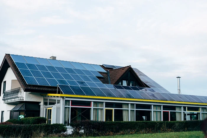 Locuință cu panouri fotovoltaice / foto: Pixabay