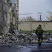 militar rus merge pe langa epava unei masini expodate in melitopol ucraina 25 oct 2022 Foto EPA EFE jpg