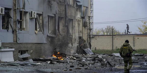 militar rus merge pe langa epava unei masini expodate in melitopol ucraina 25 oct 2022 Foto EPA EFE jpg