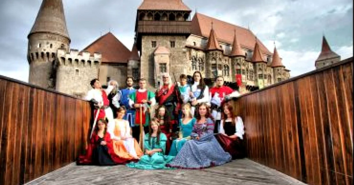 Hunedoara: Douăzeci de hunedoreni duc o „viaţă dublă”, de cavaleri şi domniţe