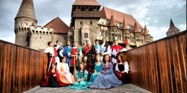 Hunedoara: Douăzeci de hunedoreni duc o „viaţă dublă”, de cavaleri şi domniţe