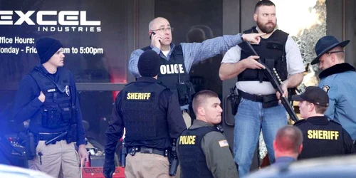 Poliţia cercetează parcarea companiei Excel Industries din Hesston Kansas unde o persoană înarmată a ucis patru persoane şi a rănit alte paisprezece FOTO Hepta