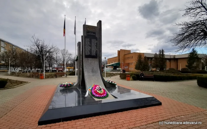 Un monument ridicat în memoria eroilor din Al Doilea Război Mondial împodobeşte centrul Călan. În fundal se află Casa de cultură.