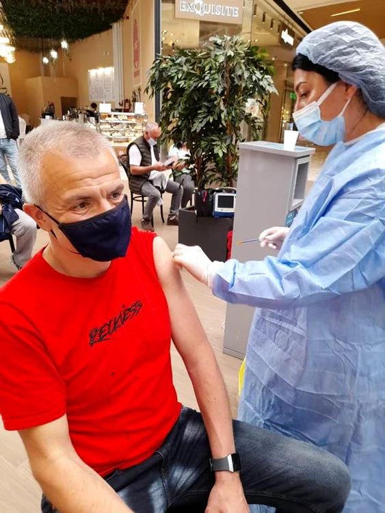 
    Adrian Apetri a venit la Târgu Mureş să se vaccineze   