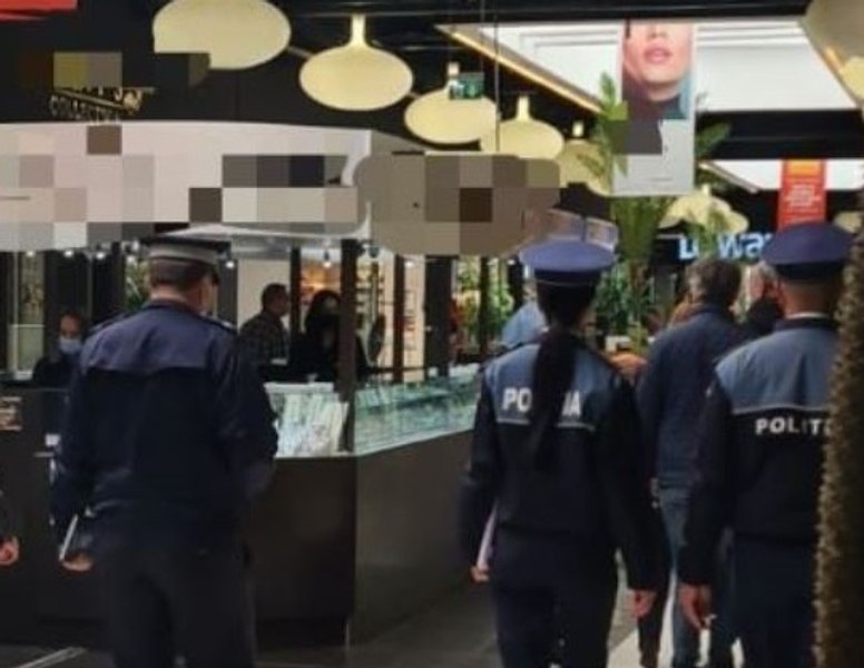 Flagrant la mall. Polițiștii au ridicat un bărbat după o acțiune ca în filme pusă la cale de procurorii DNA