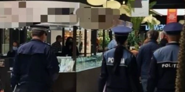 politia la mall foto jurnaldevrancea.ro