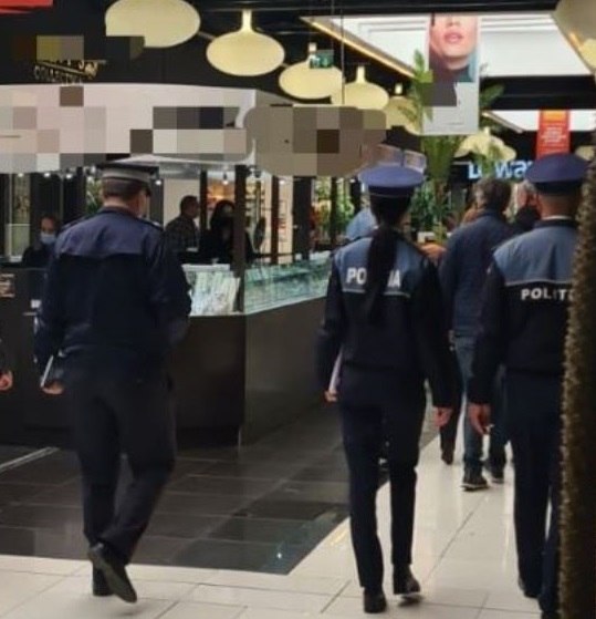 Flagrant la mall: un bărbat ridicat de polițiști după o acțiune spectaculoasă organizată de procurorii DNA. Flagrant la mall: un bărbat ridicat de polițiști după o acțiune spectaculoasă organizată de procurorii DNA.