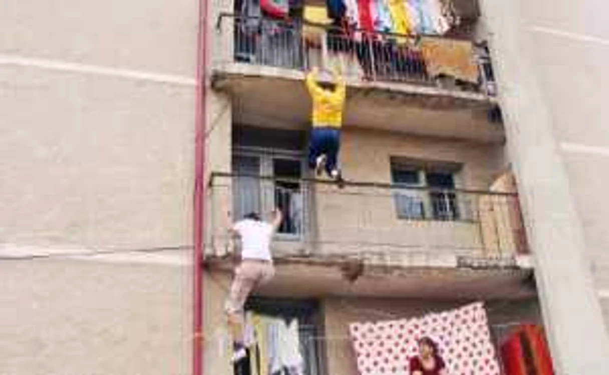 Daniel Răscol (în tricou alb) l-a convins şi pe prietenul său să se caţere împreună cu el   