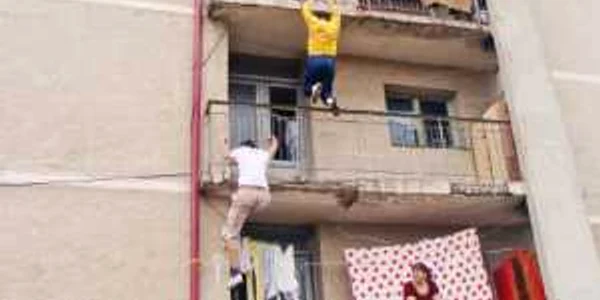 Daniel Răscol (în tricou alb) l-a convins şi pe prietenul său să se caţere împreună cu el   