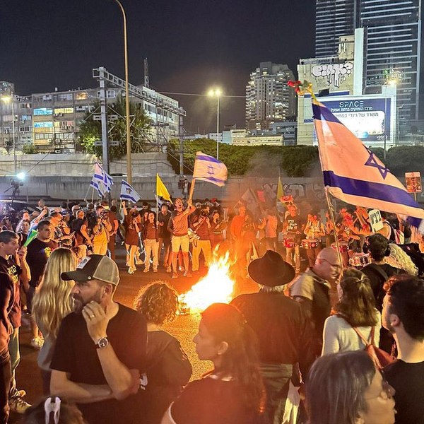 Proteste în Israel împotriva demiterii ministrului Apărării, Yoav Gallant. Trafic blocat în Tel Aviv
