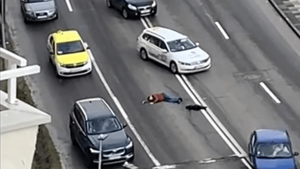 Situație revoltătoare la Alba Iulia. Bărbat a căzut în mijlocul unui bulevard, ocolit de mai mulți șoferi