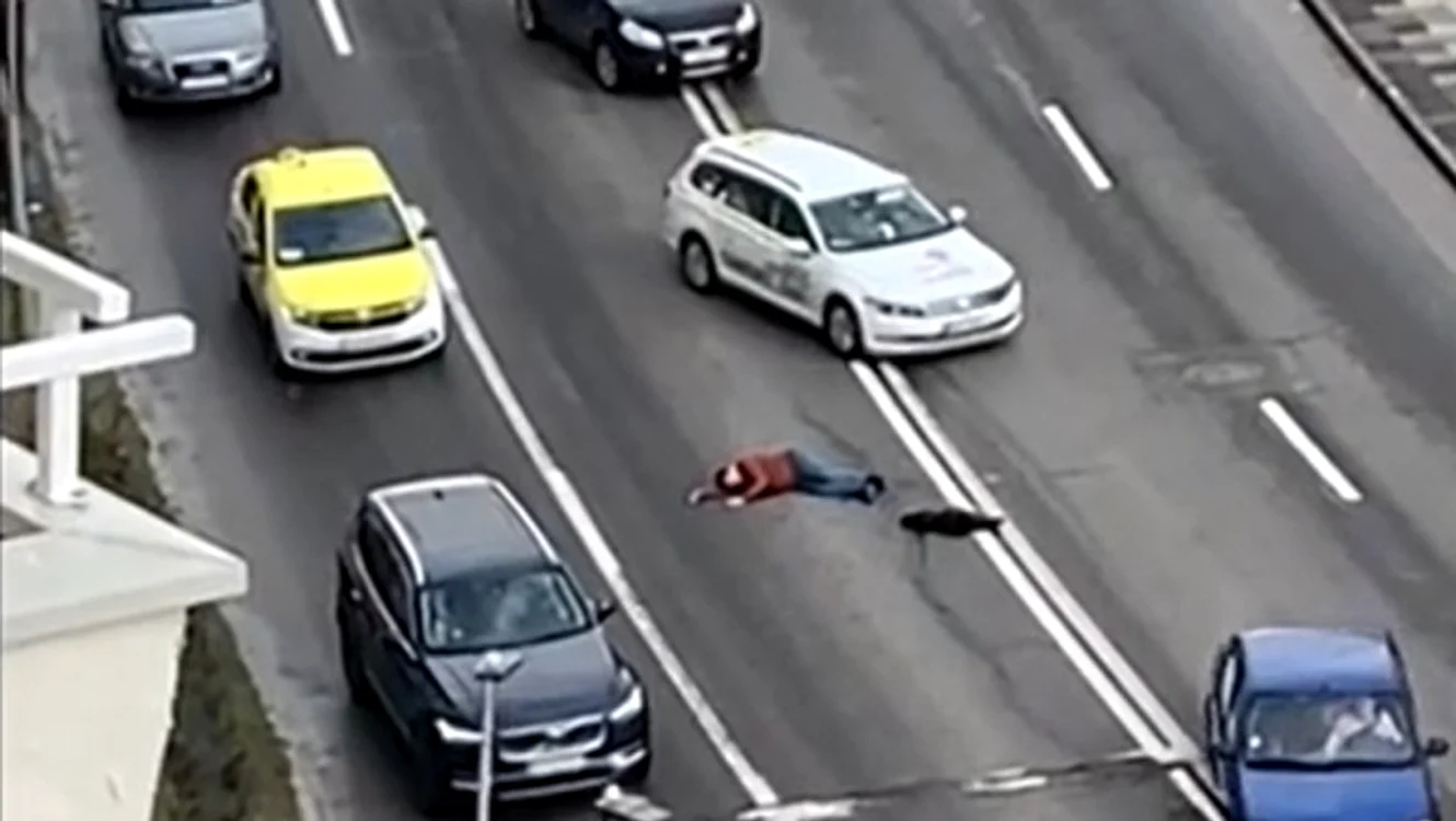 Bărbatul căzut a fost ocolit de mai mulți șoferi FOTO alba24.ro