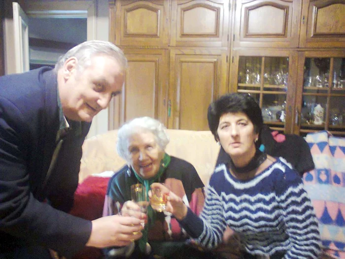 
    Iolanda a ciocnit un pahar de şampanie cu prietena ei din Bechet (Dolj), Marga Glăvan, şi cu nepotul săufoto: arhiva personala  