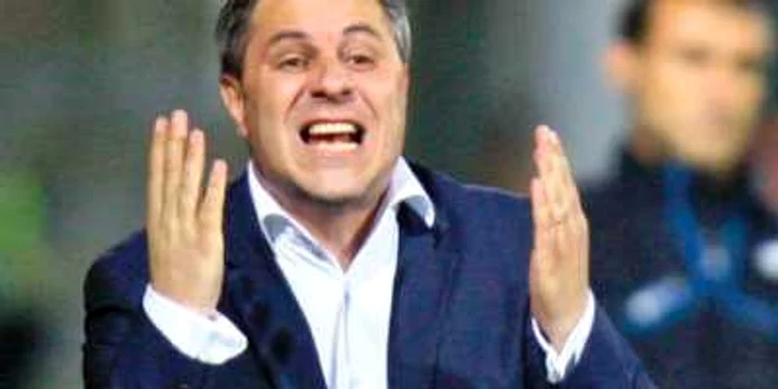 Şumudică e în permanentă agitaţie şi în timpul meciurilor