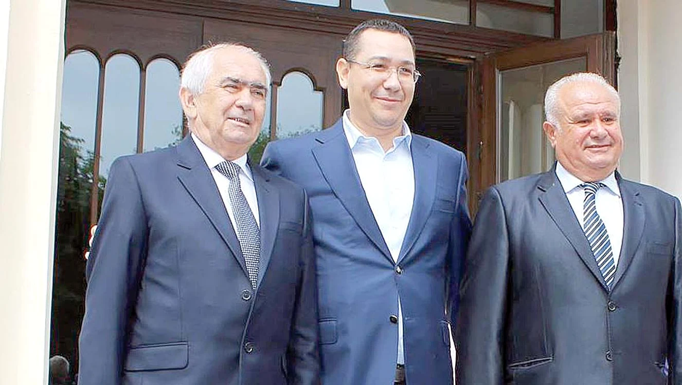 Victor Ponta, încadrat de Florin Cârciumaru (stânga) şi Ion Călinoiu  