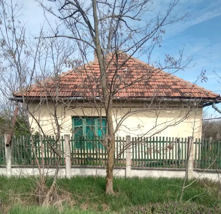 Casa care se vinde cu 7.000 de euro la câțiva kilometri de granița cu România / foto: Adevarul