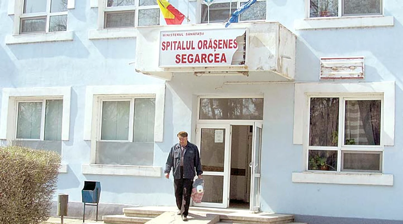 Aici lucrează  şi în prezent  medicul anchetat