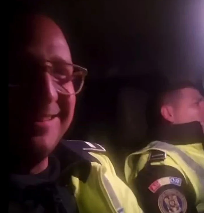 Cei doi polițiști sunt din Brăila Foto: captură video