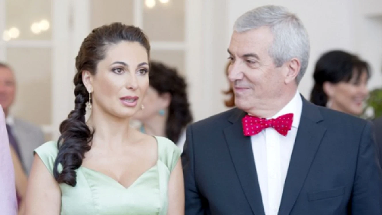 Călin Popescu Tăriceanu este căsătorit din anul 2013 cu Loredana Moise (41 de ani), care este mai tânără cu 26 de ani decât el