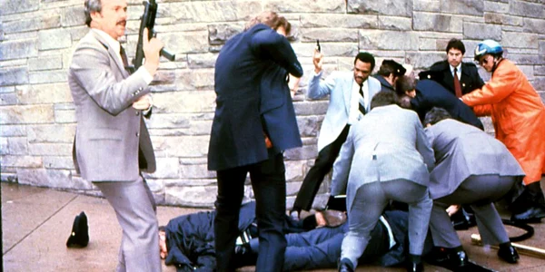 40 de ani de la tentativa de asasinat asupra lui Ronald Reagan  Cum i a supravieţuit şi ce traseu a avut la Casa Albă jpeg