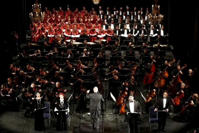 La interpretarea Requiem-ului participă Corul, Orchestra simfonică, coordonaţi de un dirijor şi patru solişti. FOTO Nicu Cherciu