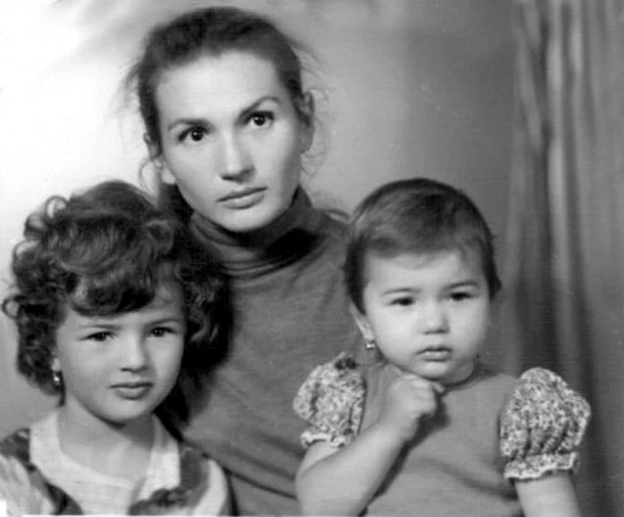 Ioana si Elena  Basescu in copilare cu mama lor, Maria