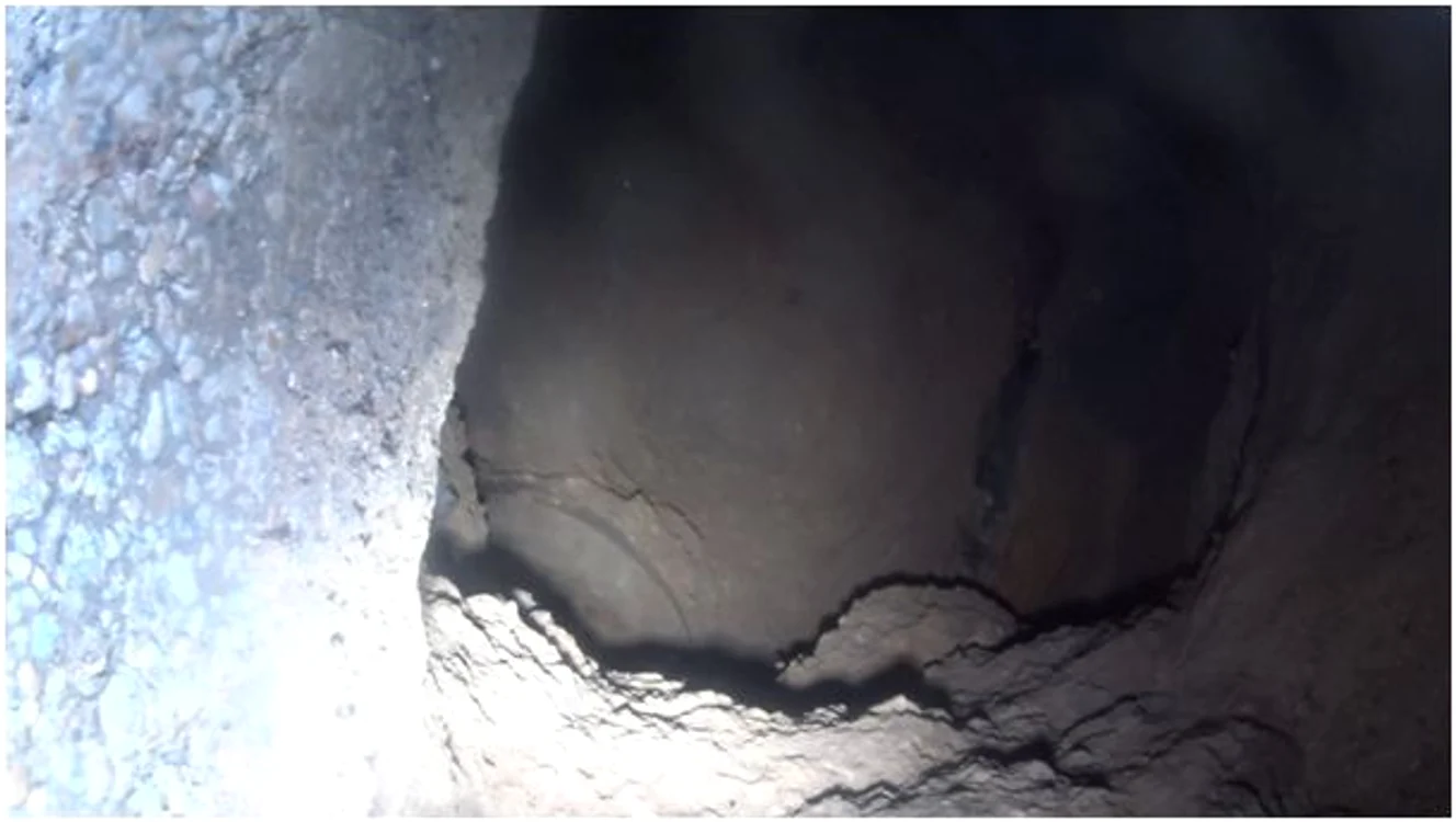 Caverna - vedere pe verticală spre carosabil