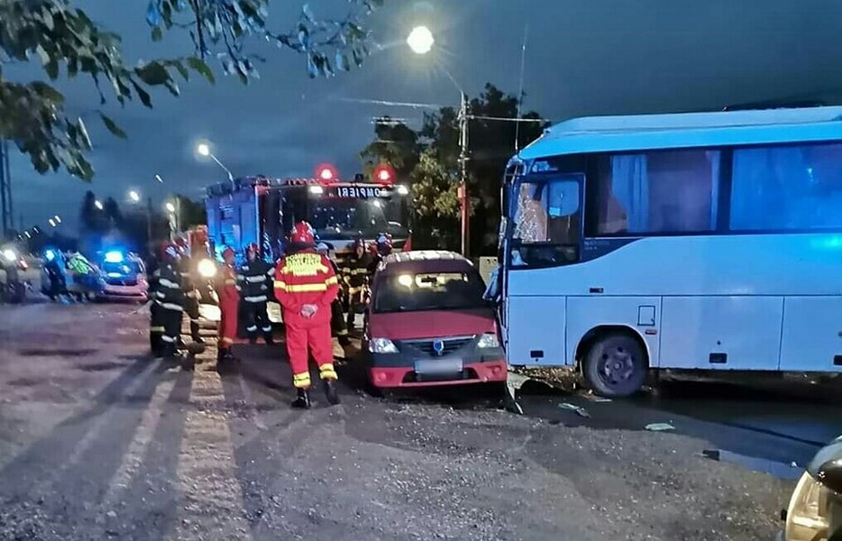 Microbuz aruncat de TIR pe contrasens, în altă mașină. Trei oameni, răniți pe un drum național din Dâmbovița