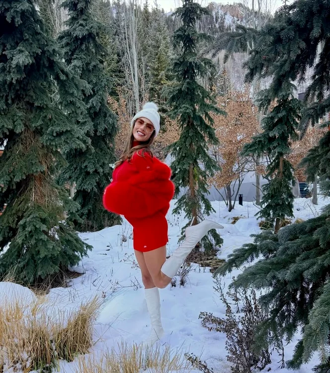Alessandra Ambrosio s-a pozat în zăpadă într-o rochie mini (Foto: Instagram)