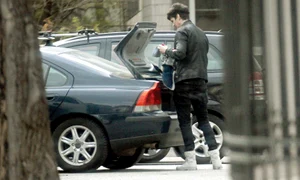 Solistul e un tată impecabil  El plimbă copilaşul şi îl instalează cu grijă în scăunelul de maşină jpeg