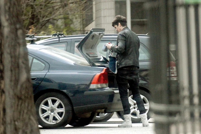 Solistul e un tată impecabil. El plimbă copilaşul şi îl instalează cu grijă în scăunelul de maşină