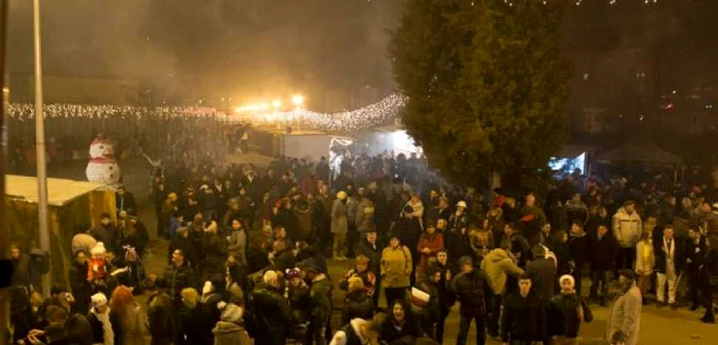 Hunedorenii au venit în număr mare la petrecerea de Anul Nou. FOTO: Primăria Hunedoara.
