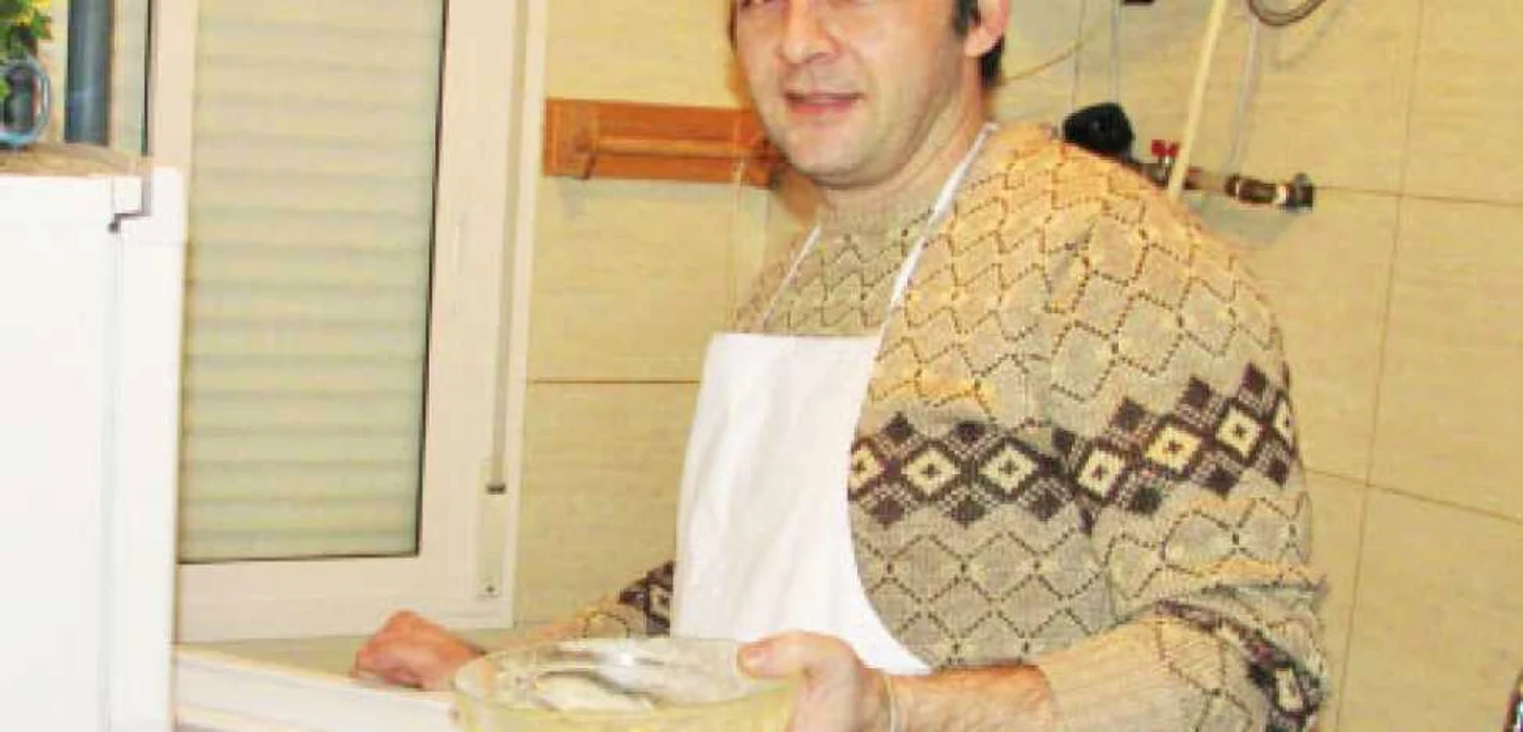 Gigi Tecuceanu se ocupă de treburile casnice de când a rămas fără serviciu 