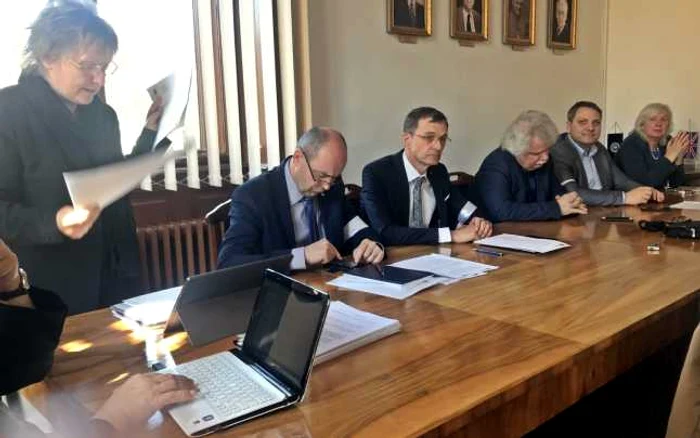Conducerea UBB poartă banderole albe în semn de solidaritate cu protestul studenţilor FOTO: UBB