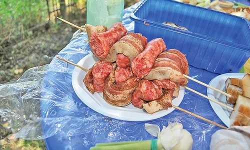 Piept de porc ţinut în baiţ cu condimente sos de vin şi rozmarin şi cârnaţi de porc  jpeg